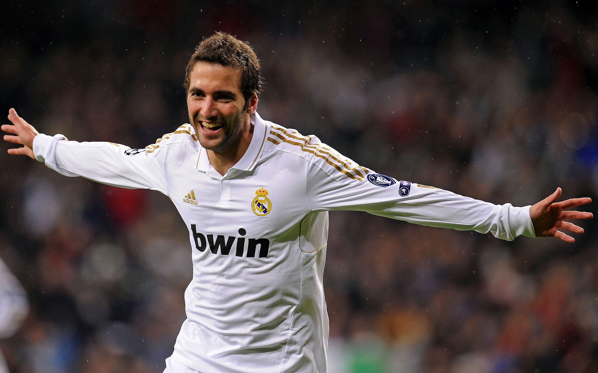 赛道与球场,当F1年度争冠战与CBA魔术险胜广东同夜上演