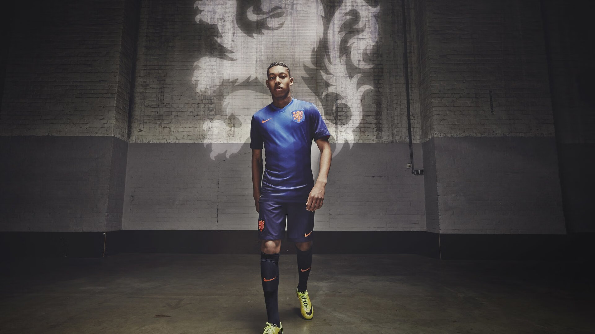 麦科勒姆狂飙50分刷新纪录,尼克斯末节逆转险胜深圳队